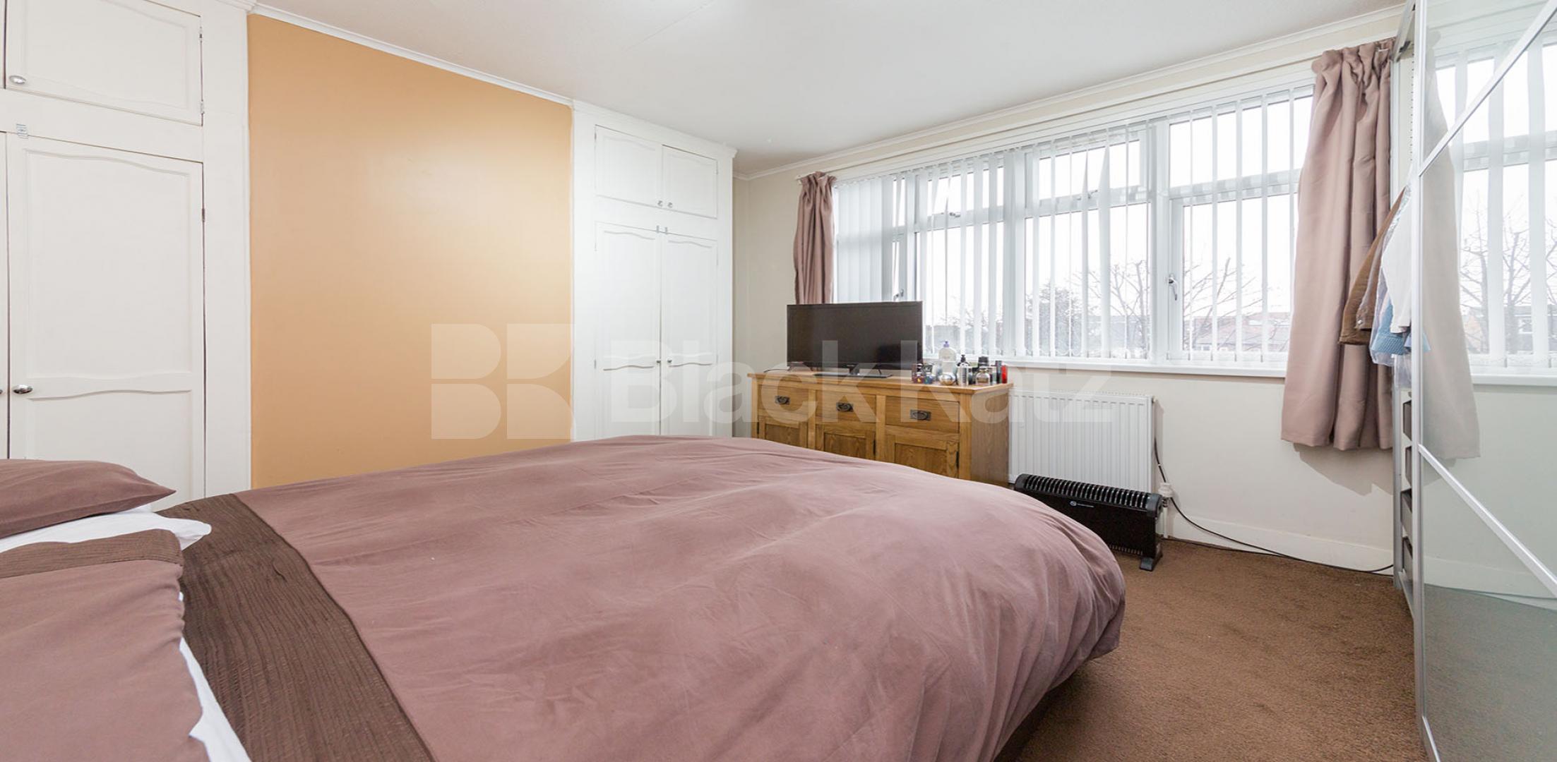 			Fantastic New Instruction!, 4 Bedroom, 1 bath, 1 reception House			  Petworth Road, North Finchley